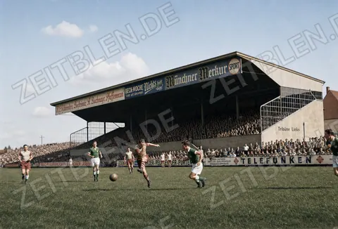 Spielszene vor der Tribüne beim FC Bayern gegen Hibernian Edinburgh