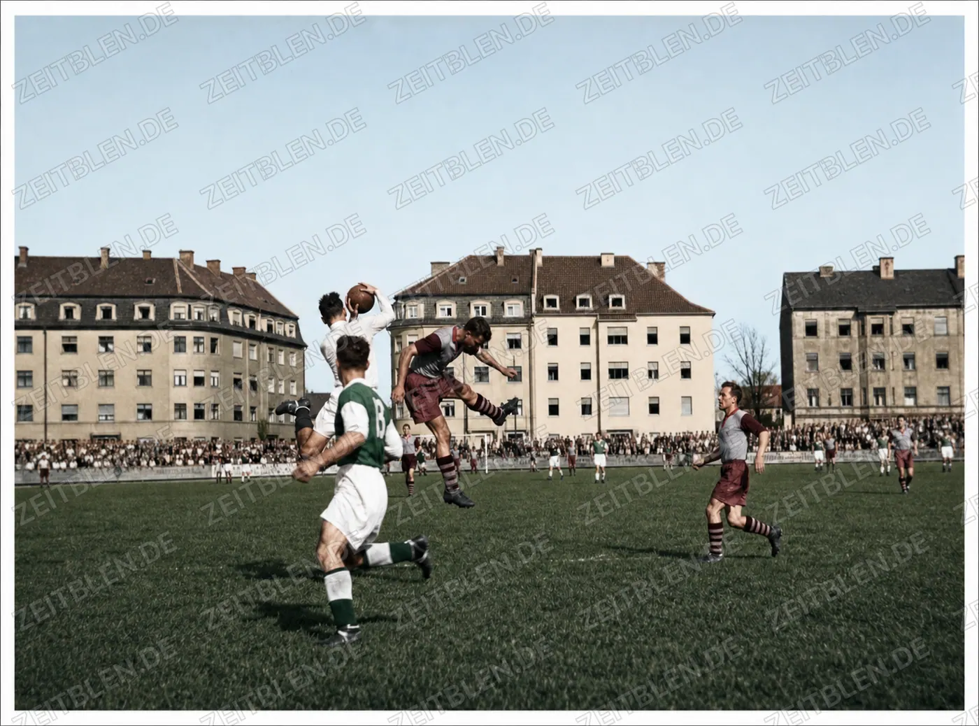 Markierte Kopfballszene bei FC Bayern gegen Hibernian Edinburgh