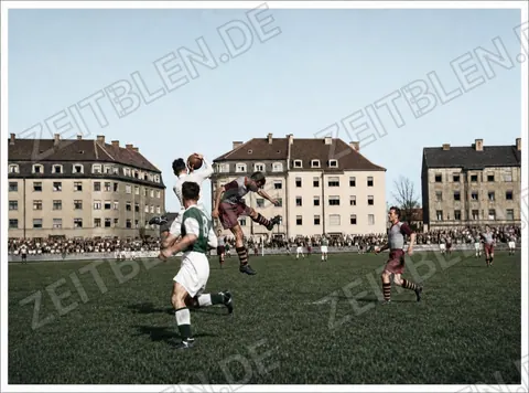 Markierte Kopfballszene bei FC Bayern gegen Hibernian Edinburgh