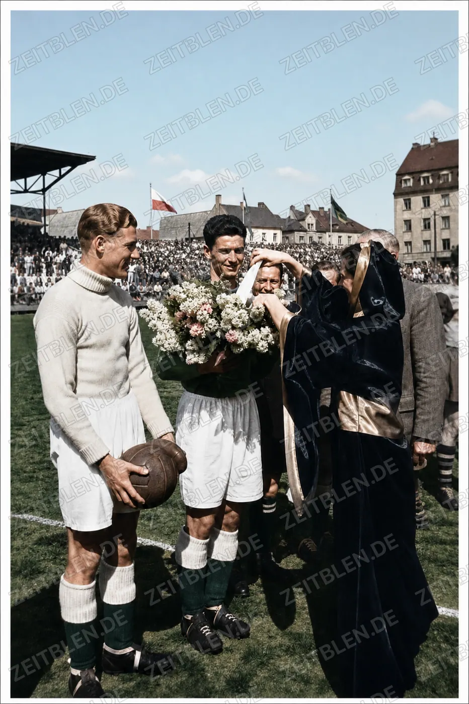 Blumenübergabe vor FC Bayern gegen Hibernian Edinburgh 1950