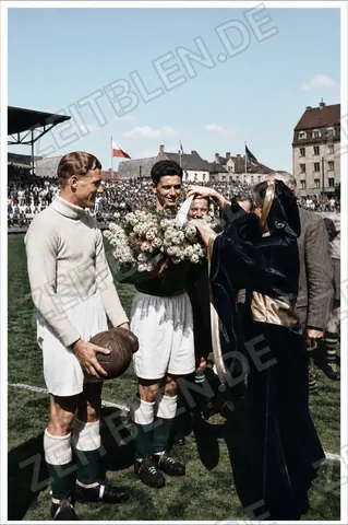 Blumenübergabe vor FC Bayern gegen Hibernian Edinburgh 1950