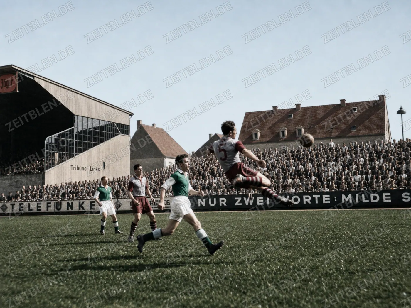 Sprung zum Ball bei FC Bayern gegen Hibernian Edinburgh