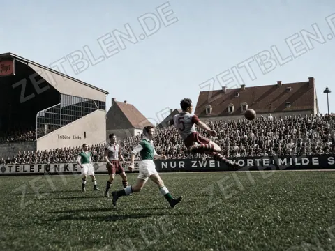 Sprung zum Ball bei FC Bayern gegen Hibernian Edinburgh