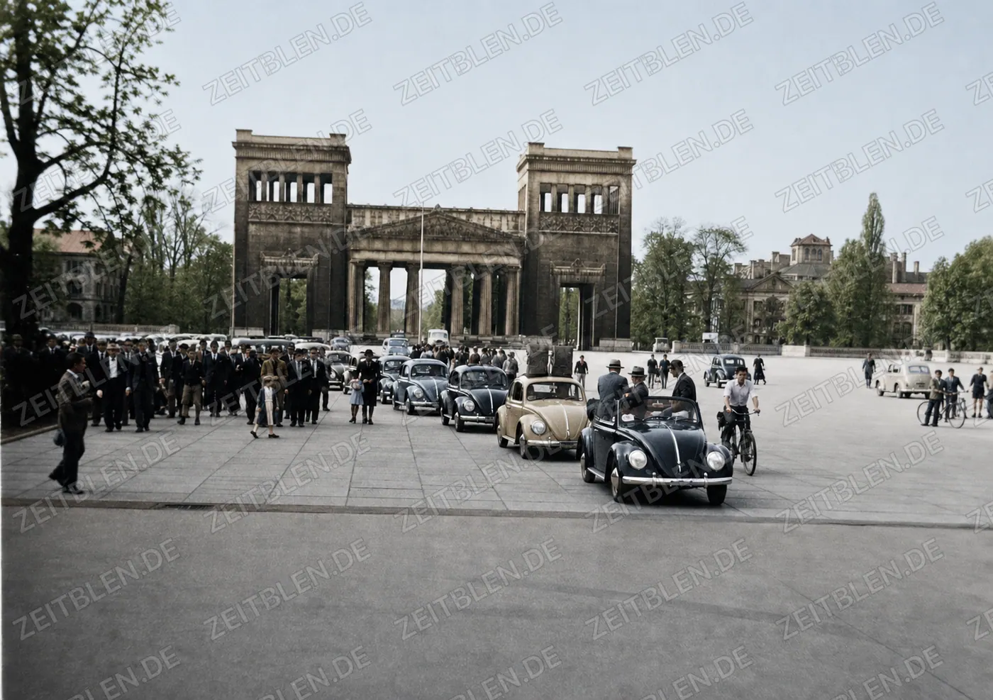 Start einer Kriegsversehrten-Fahrt am Münchner Königsplatz