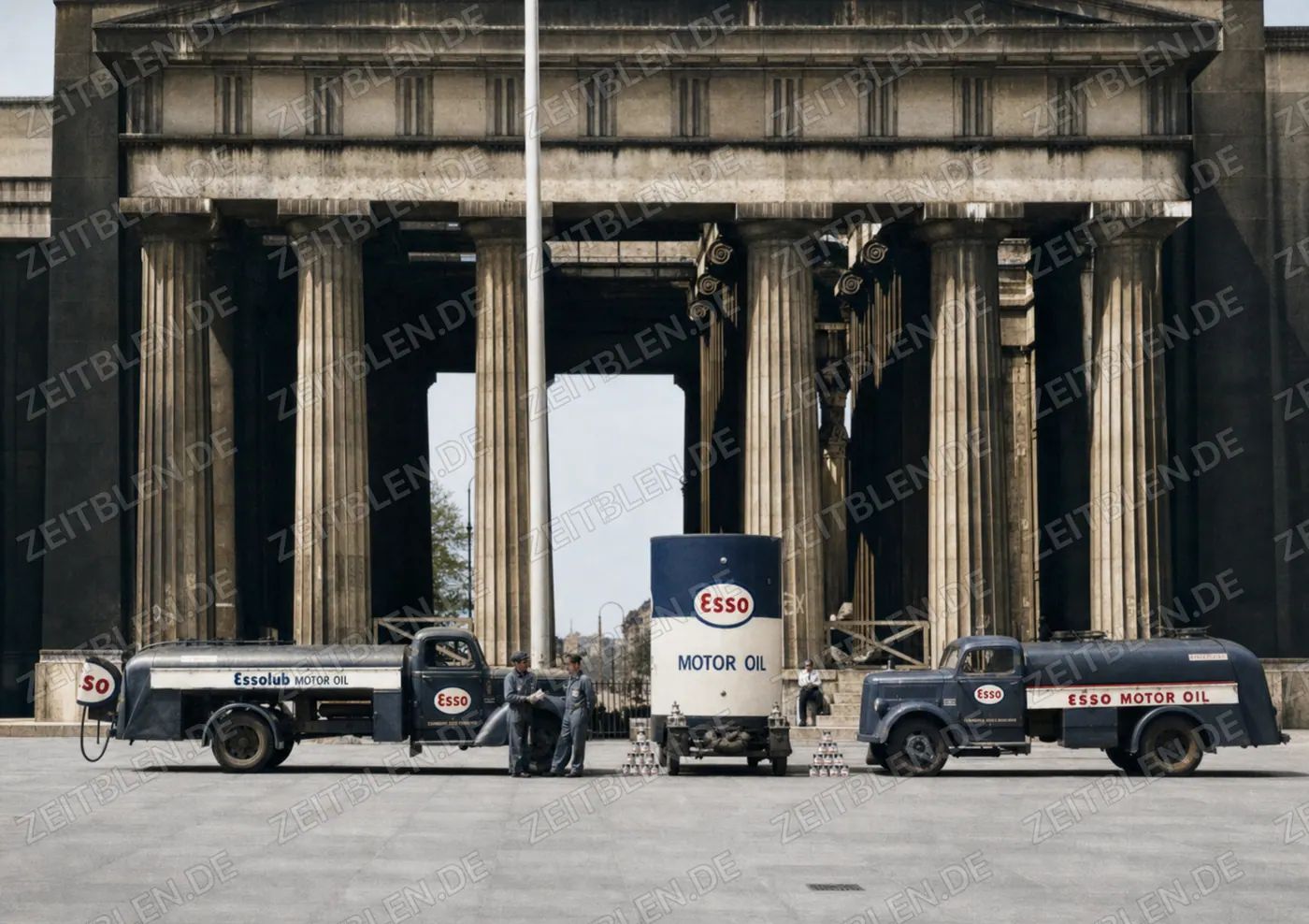 Esso-Werbeaufbau an den Propyläen für die Fahrt zum Tegernsee