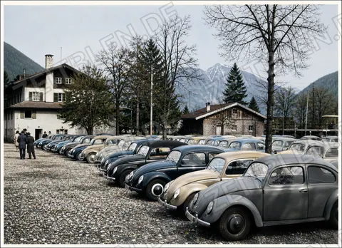 Geparkte VW-Käfer der Kriegsversehrten-Fahrt am Tegernsee