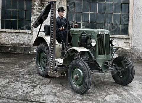 Schlüter-Traktor vor Werkshalle in Freising