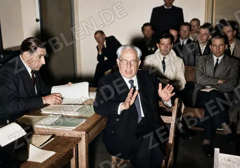 Heinrich Hoffmann spricht vor der Spruchkammer