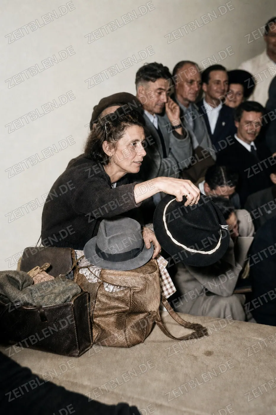 Hüte und Taschen bei der Fundsachenversteigerung im Hauptbahnhof
