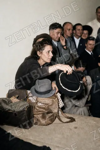 Hüte und Taschen bei der Fundsachenversteigerung im Hauptbahnhof