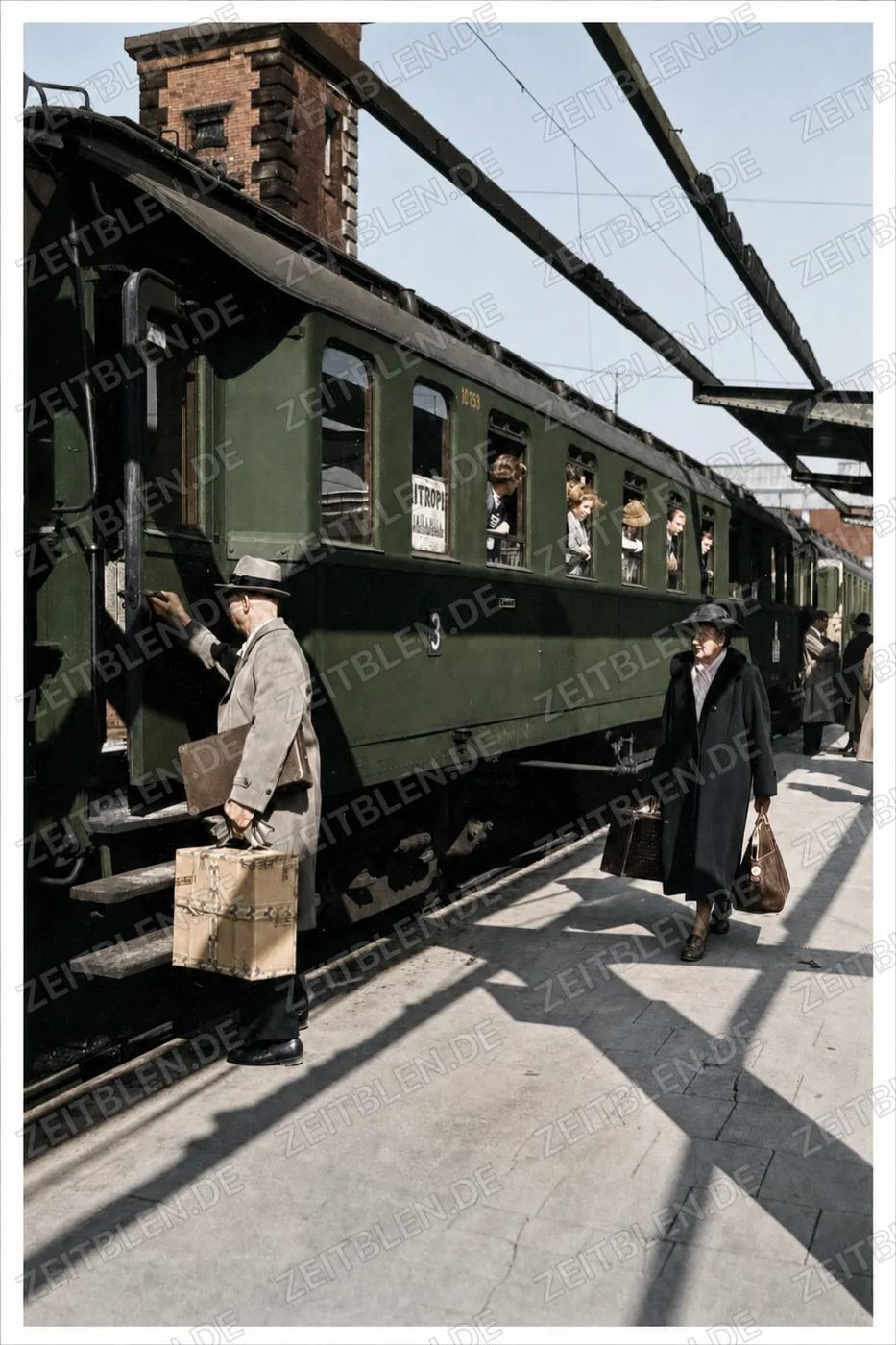Reisende und Gepäck am Bahnsteig des Münchner Hauptbahnhofs