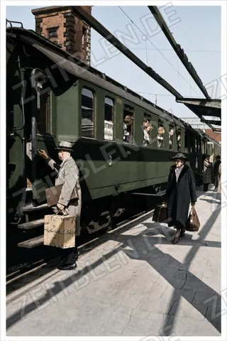Reisende und Gepäck am Bahnsteig des Münchner Hauptbahnhofs