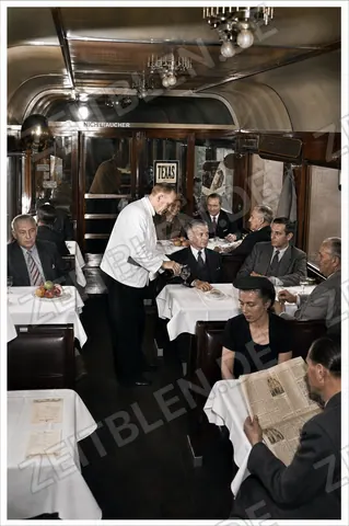 Gäste im Bordrestaurant eines Speisewagens
