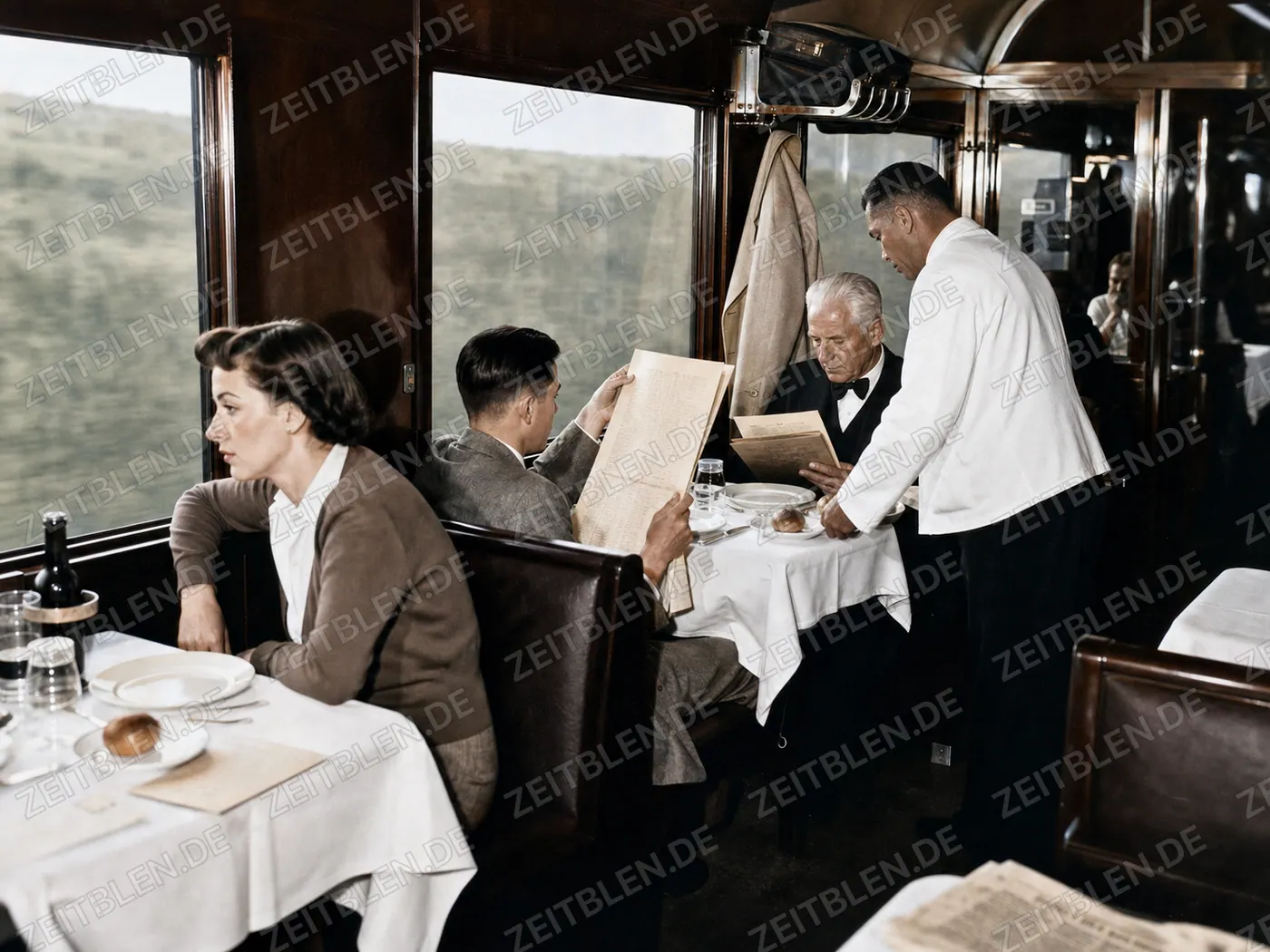 Service am gedeckten Tisch im Speisewagen