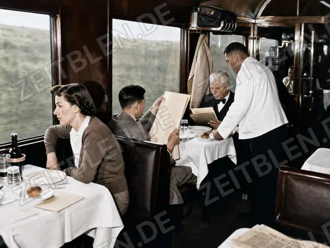 Service am gedeckten Tisch im Speisewagen