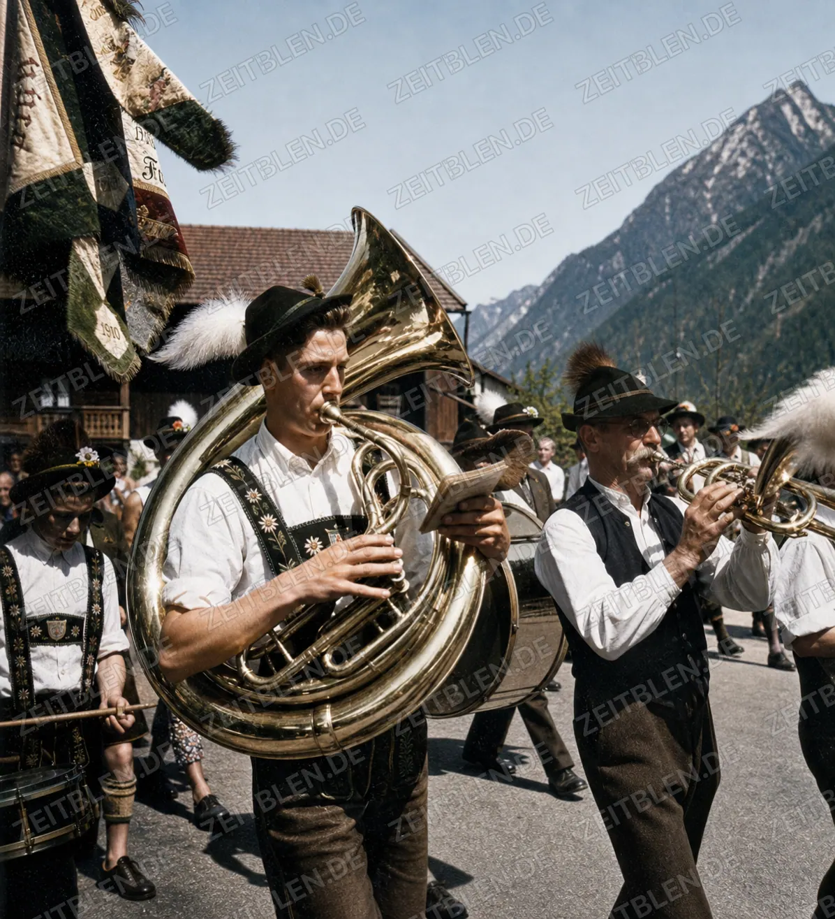 Musikkapelle beim Maibaumaufstellen in Farchant