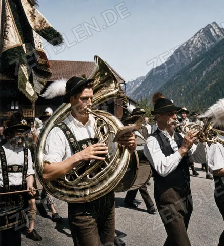 Musikkapelle beim Maibaumaufstellen in Farchant