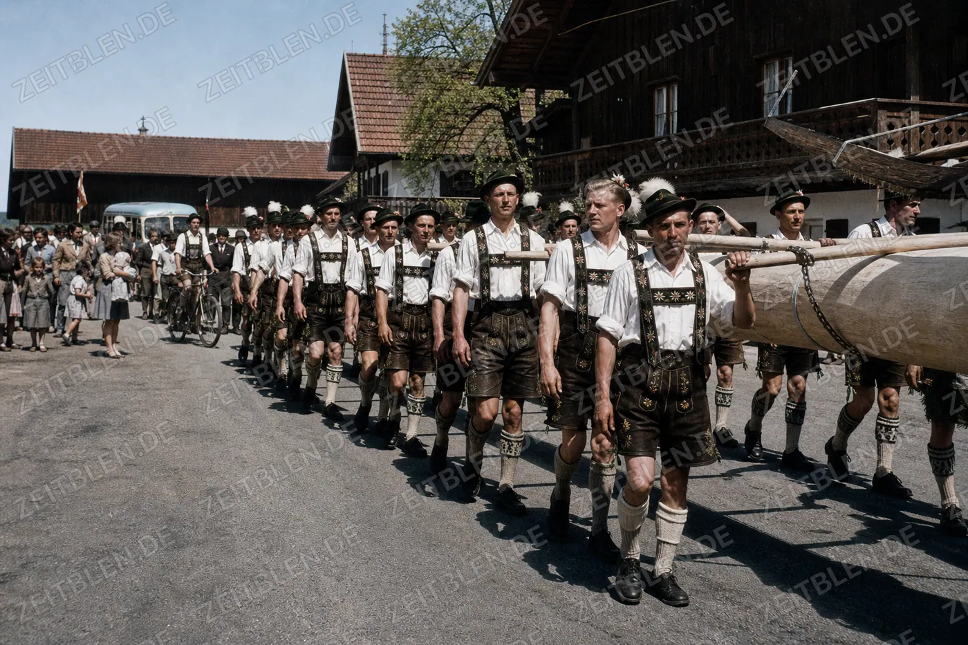 Trachtenzug mit Maibaum in Farchant
