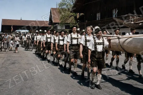 Trachtenzug mit Maibaum in Farchant