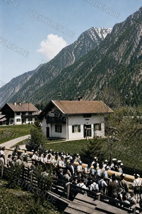 Maibaumzug vor Alpenkulisse in Farchant