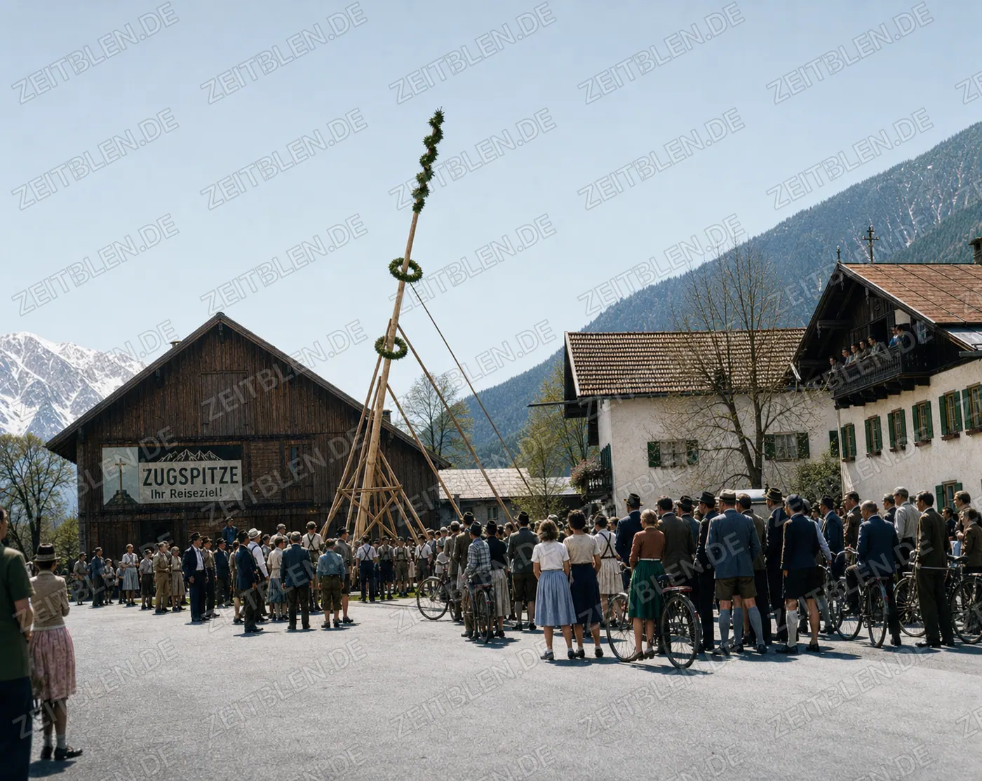 Zuschauer beim Aufrichten des Maibaums in Farchant
