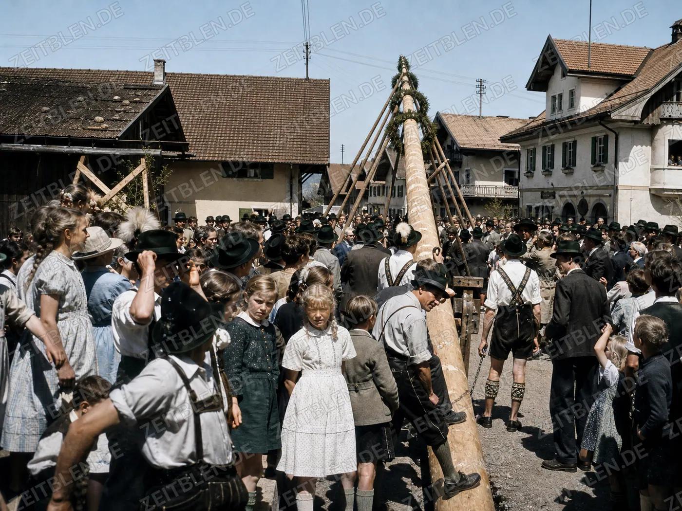 Dorfmenge beim Maibaumaufstellen in Farchant