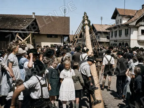 Dorfmenge beim Maibaumaufstellen in Farchant