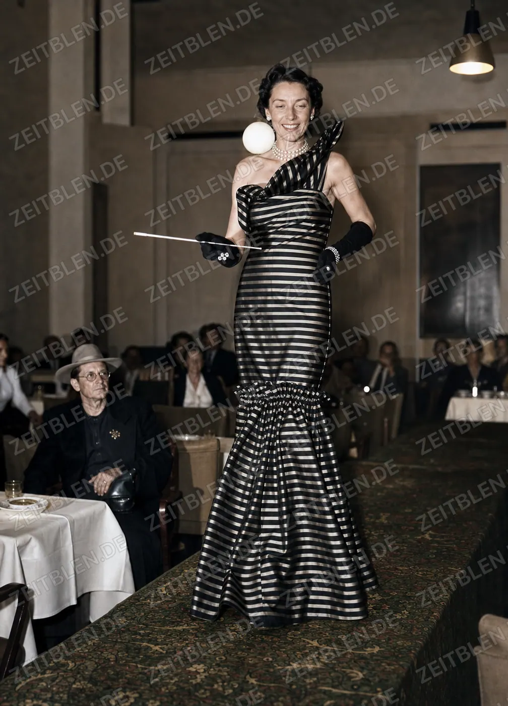 Gestreiftes Abendkleid bei einer Modeschau im Regina-Palast-Hotel