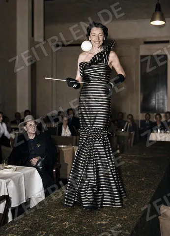 Gestreiftes Abendkleid bei einer Modeschau im Regina-Palast-Hotel