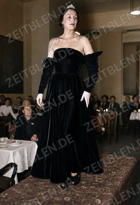 Dunkles Abendkleid auf einer Modeschau im Regina-Palast-Hotel