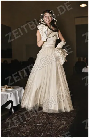 Helles Abendkleid bei der Modeschau im Regina-Palast-Hotel
