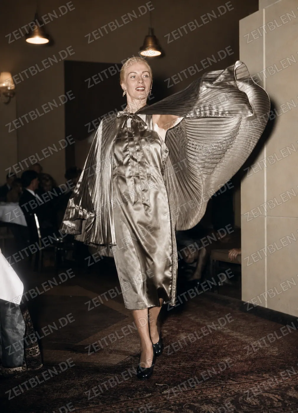 Schimmerndes Mantelkleid mit plissiertem Cape