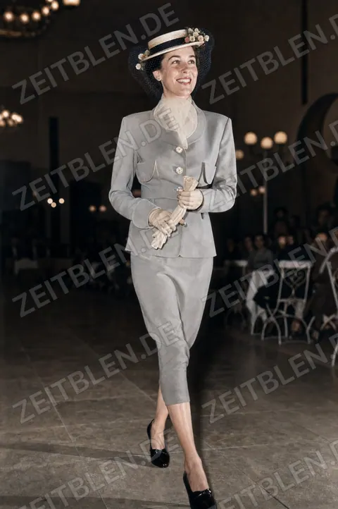 Elegantes Damenkostüm mit Hut auf der Modeschau