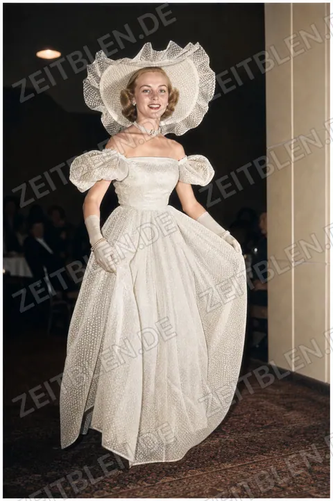 Helles Abendkleid mit gerüschtem Kopfschmuck