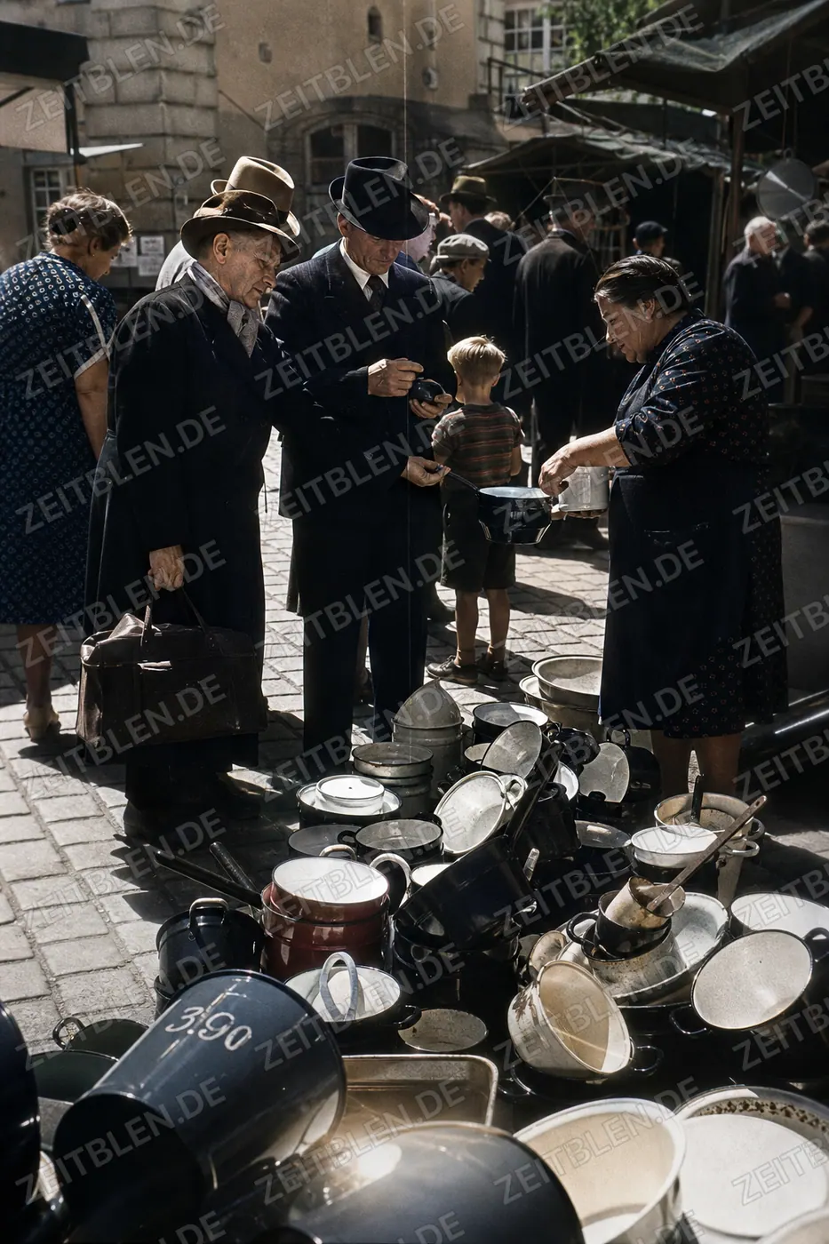 Geschirrstand auf der Münchner Maidult 1950
