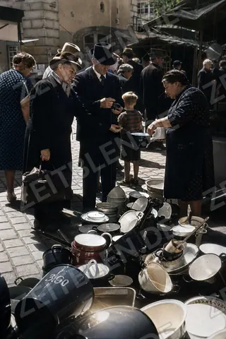 Geschirrstand auf der Münchner Maidult 1950