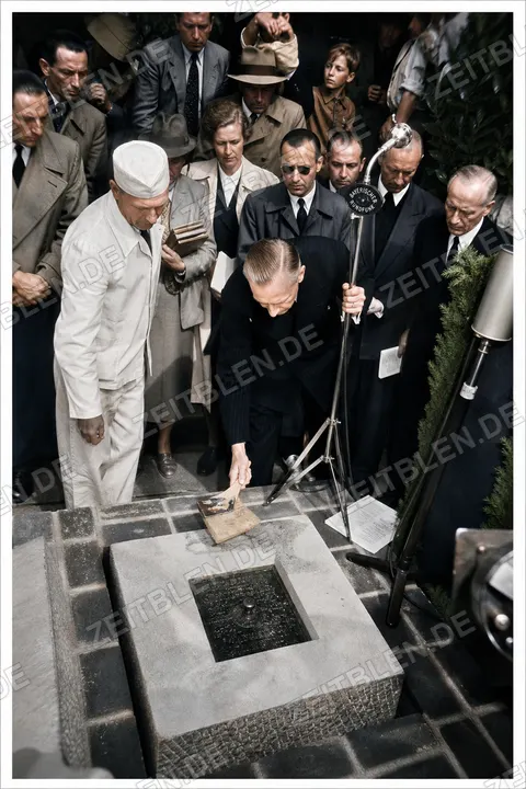 Gedenkfeier auf dem KZ-Ehrenfriedhof Leitenberg bei Dachau, 30. April 1950