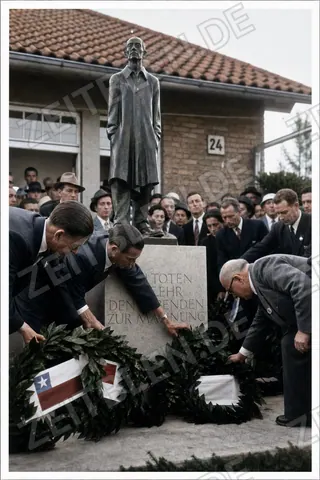 Kranzniederlegung am Denkmal für den unbekannten Häftling in Dachau, 30. April 1950