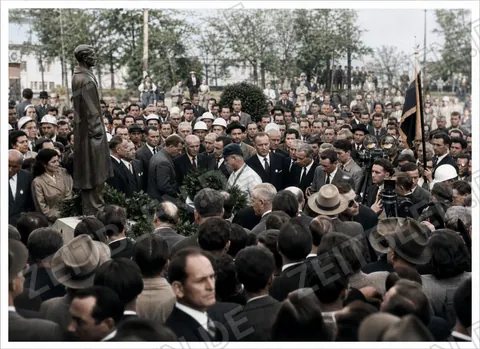 Menschenmenge am Denkmal für den unbekannten Häftling in Dachau, 30. April 1950