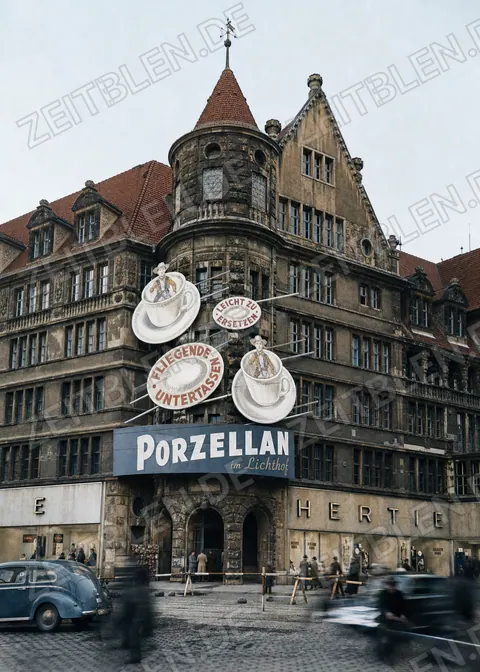 Werbeaktion mit „fliegenden Untertassen“ am Hertie-Kaufhaus, 25. April 1950