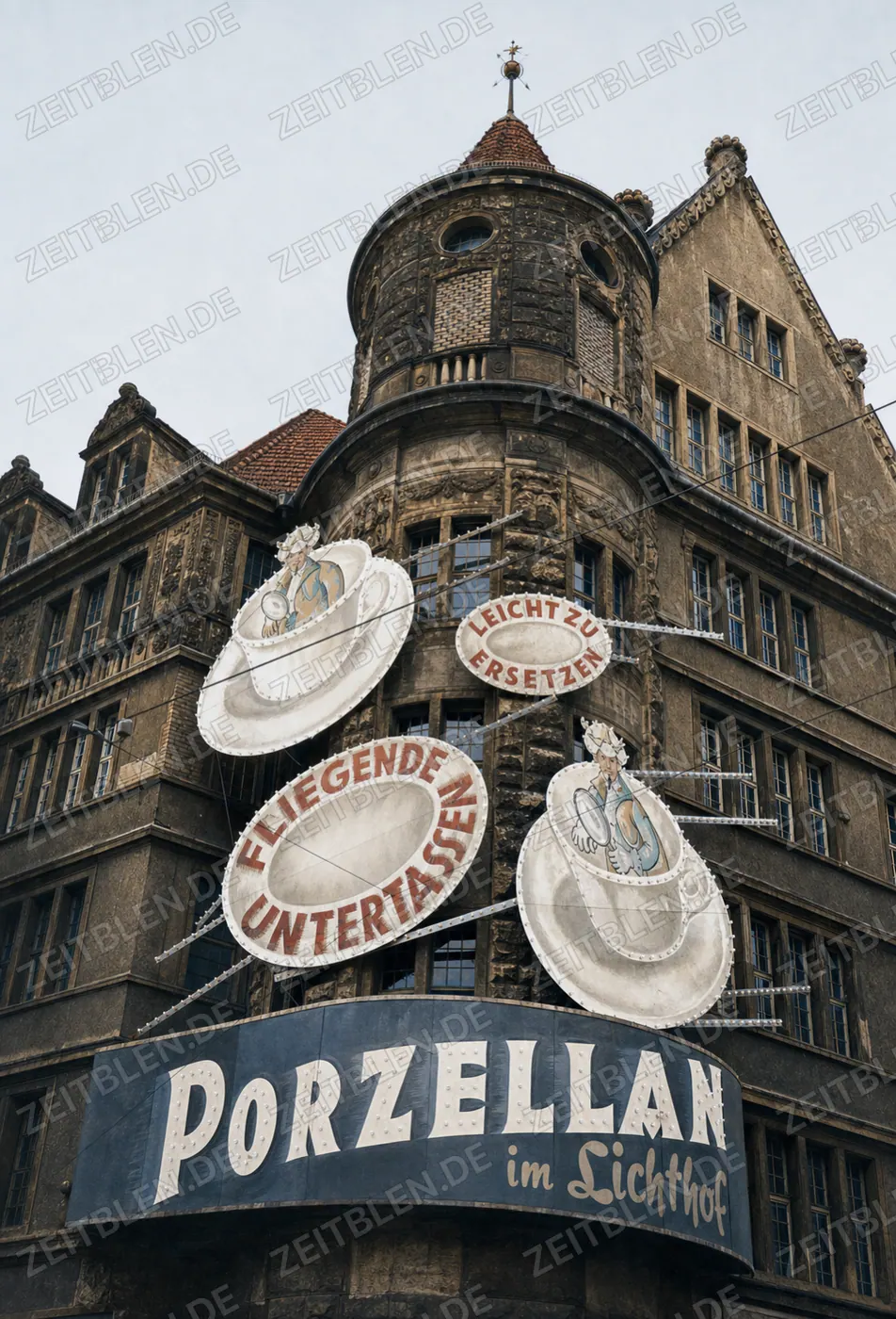 Porzellan-Reklame „fliegende Untertassen“ am Hertie-Kaufhaus, 25. April 1950