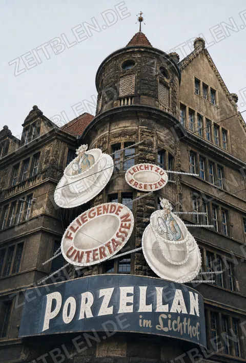 Porzellan-Reklame „fliegende Untertassen“ am Hertie-Kaufhaus, 25. April 1950