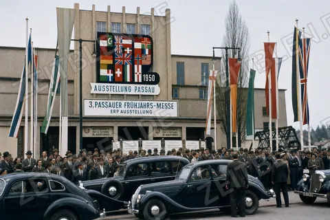 Straßenszene vor der ERP-Ausstellung auf der 3. Passauer Frühjahrs-Messe, 22. April 1950