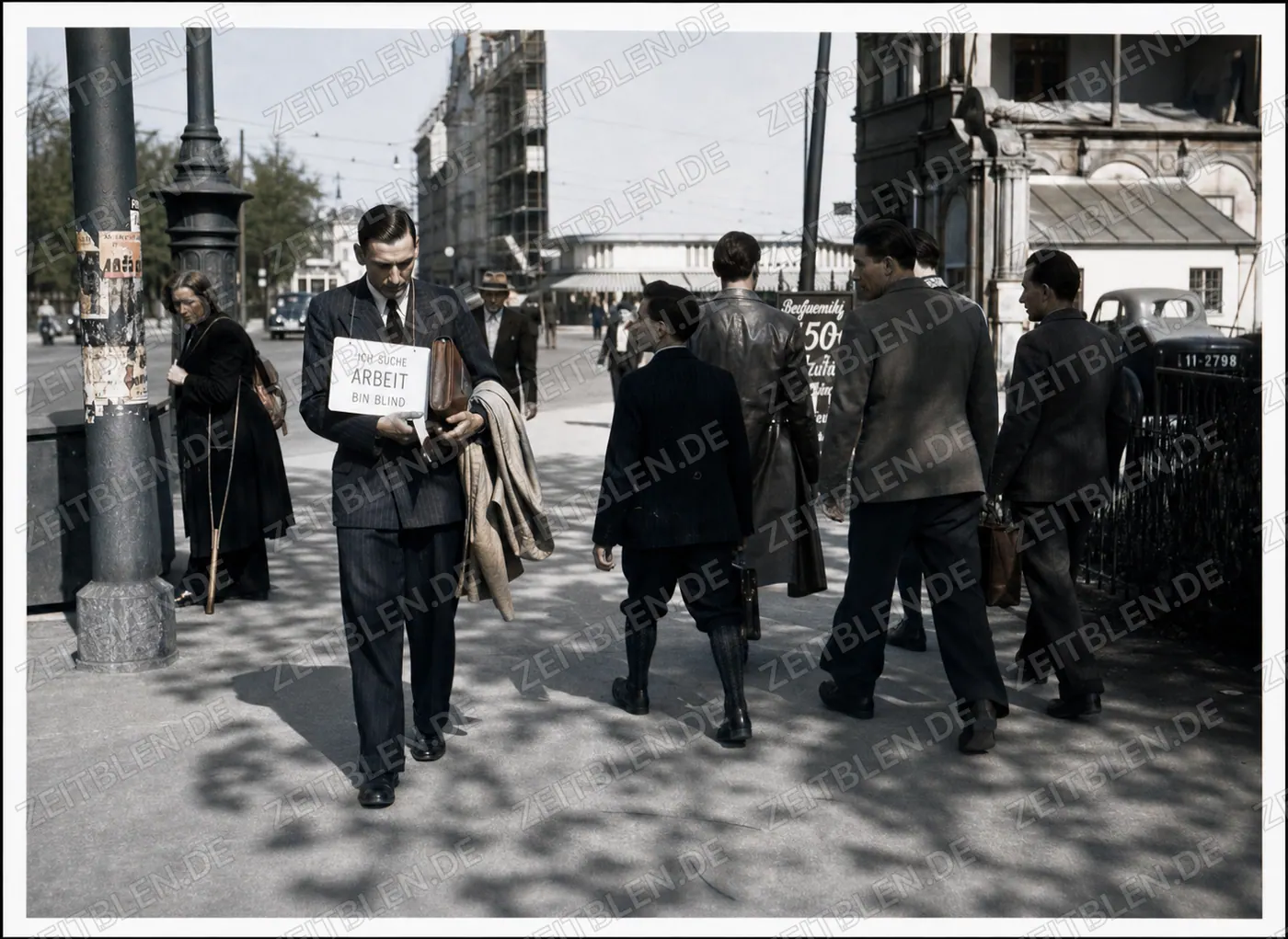 Arbeitssuchender mit Schild auf einer Münchner Straße, April 1950