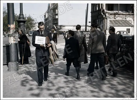 Arbeitssuchender mit Schild auf einer Münchner Straße, April 1950