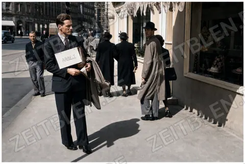 Junger Arbeitssuchender vor einem Schaufenster in München, April 1950