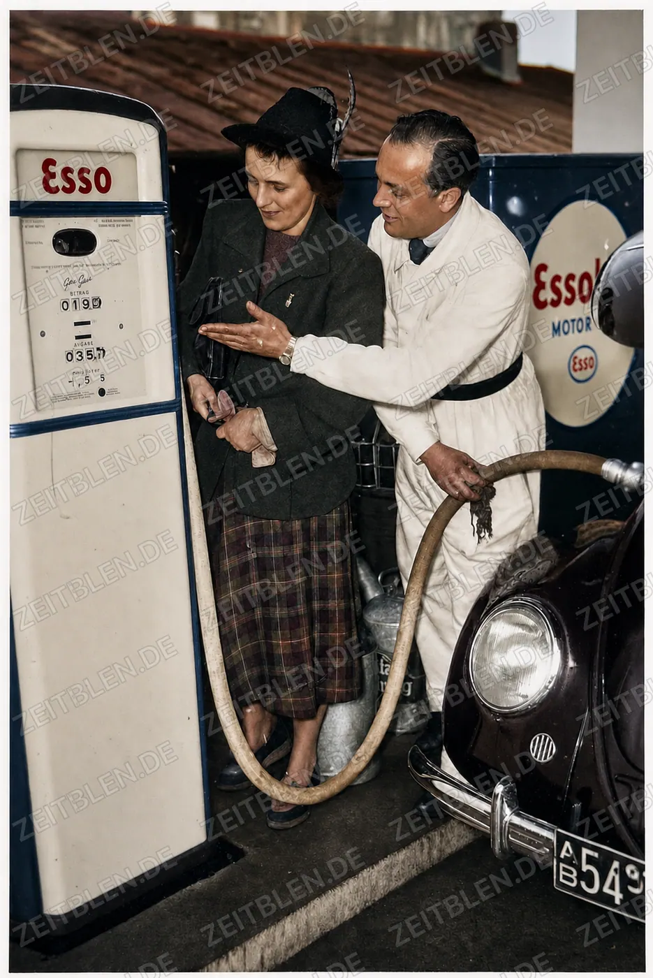 Tanken an neuer Esso-Tankstelle in Muenchen, 10. Mai 1950