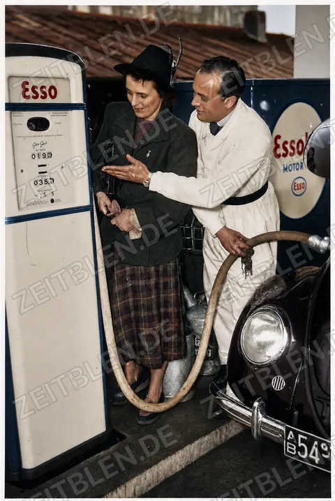 Tanken an neuer Esso-Tankstelle in Muenchen, 10. Mai 1950