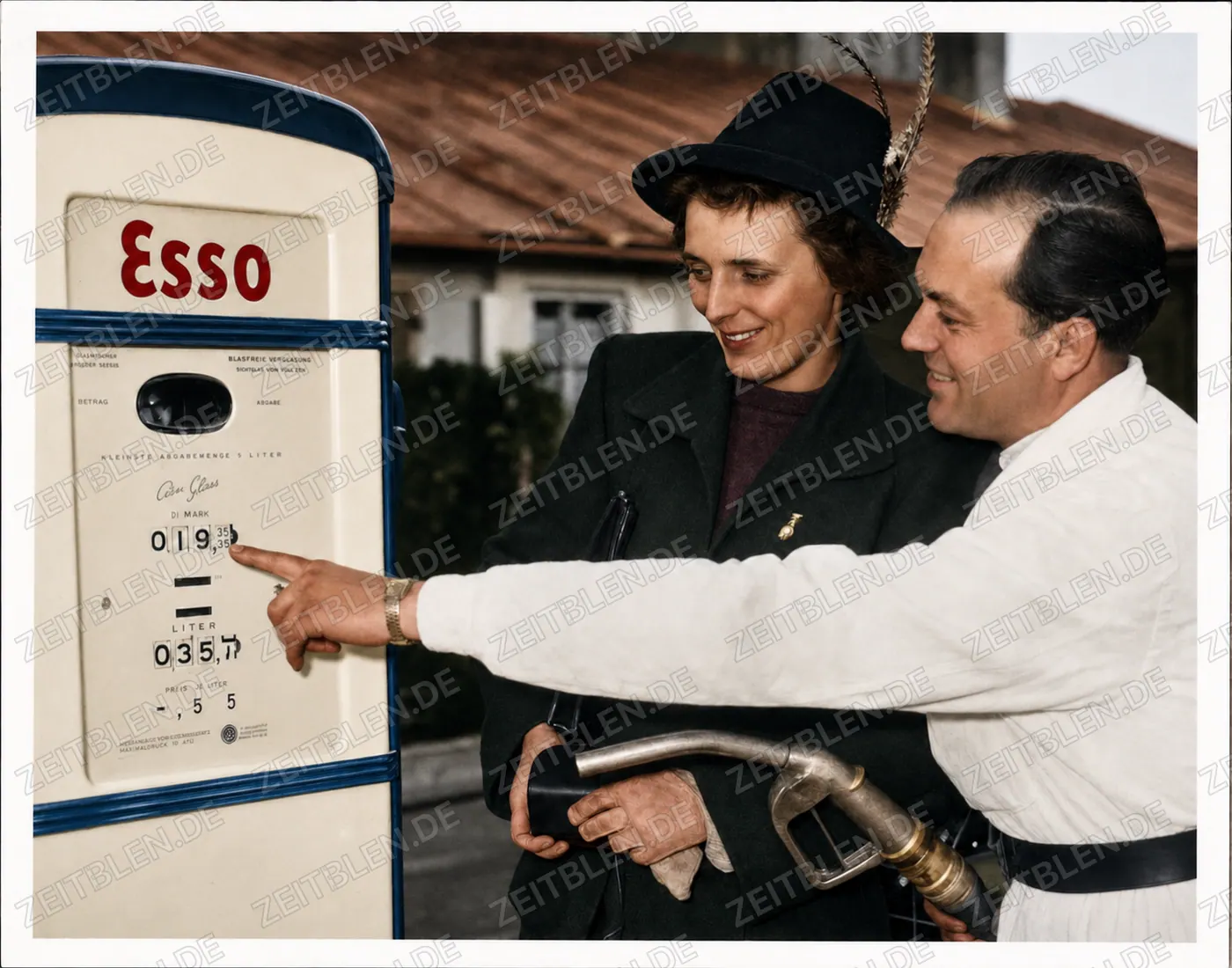 Zapfsaeule der neuen Esso-Tankstelle in Muenchen, 20. Mai 1950