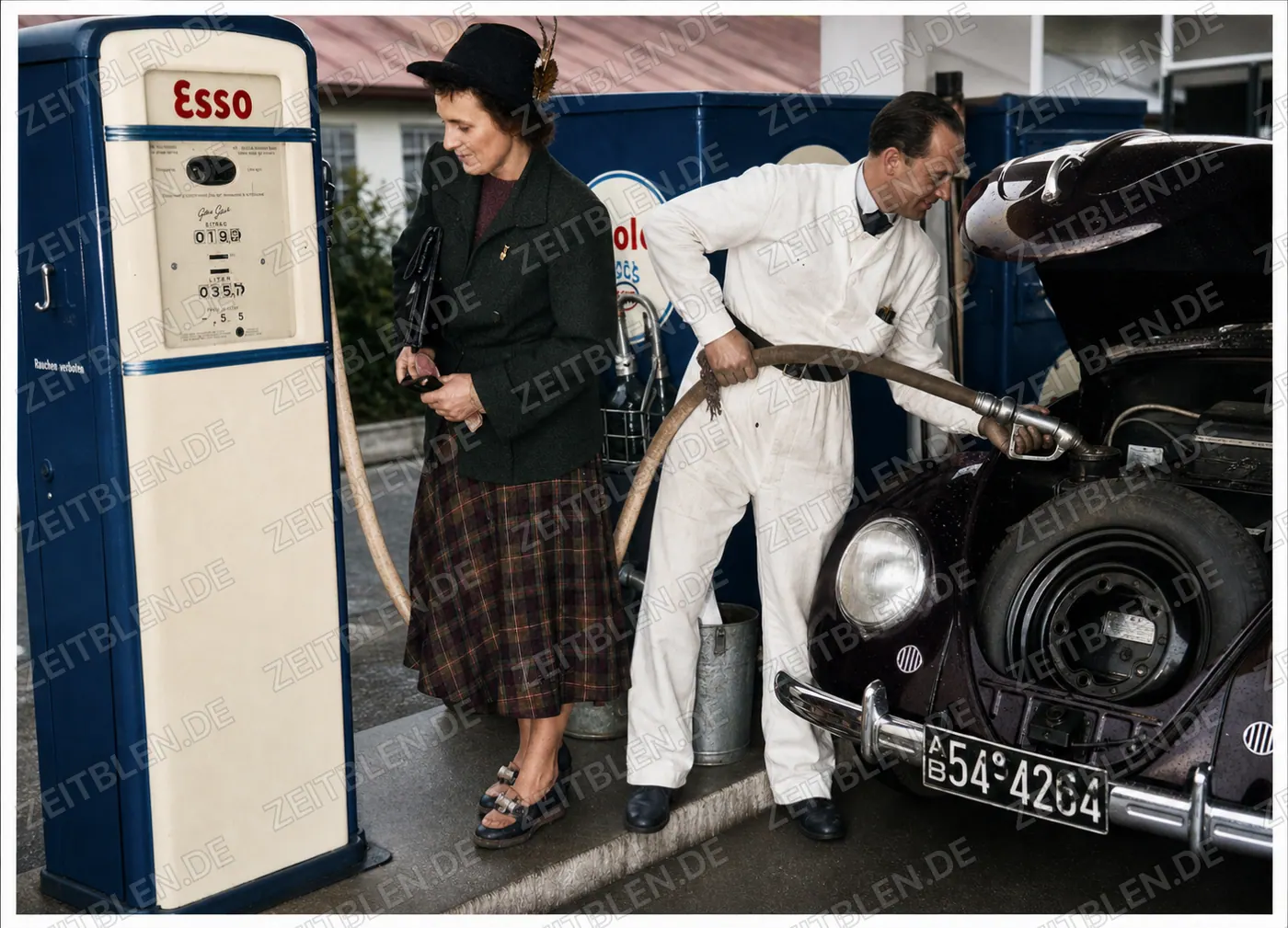Tankwart befuellt Auto an neuer Esso-Tankstelle, 20. Juni 1950